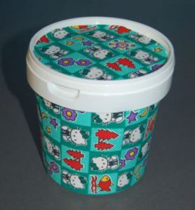 Dåse med Hallo kitty papir.