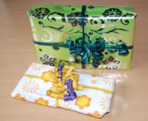 Genbrug gavepapir og sløjfer.