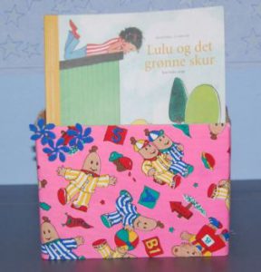 Genbrug gavepapir og papkarton til bogholder.