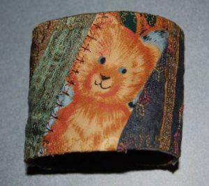 Armbånd syet med crazy patchwork og maskinbroderi.