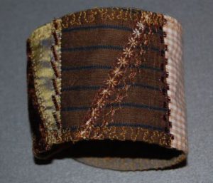 Armbånd syet med crazy patchwork og maskinbroderi.