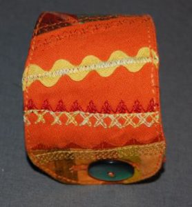 Armbånd syet med crazy patchwork og maskinbroderi.