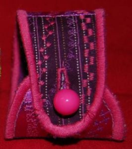 Armbånd syet med crazy patchwork og maskinbroderi.