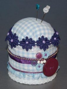 Blå dug genbrugt til nålepude.