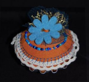 Tekstil cupcake med filtblomst. Ide til håndværk og design.