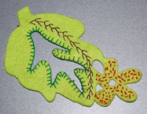 Pyntedug af filt genbrugt til bogmærker og andet med fint broderi.