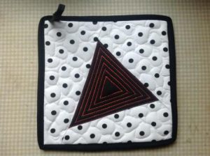 Grydelapper syet med crazy patchwork.