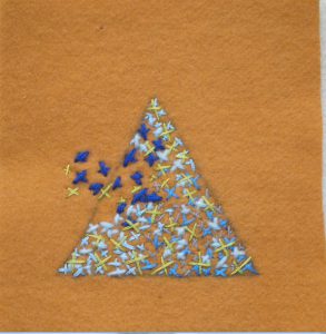 Trekant broderet på uld