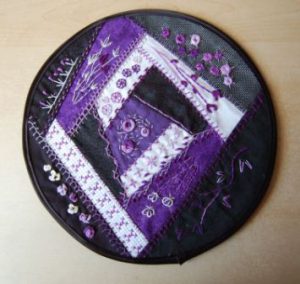 Cirkel med crazy patchwork og broderi.