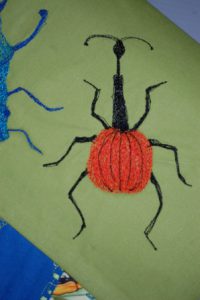 Ringbind med tekstilt omslag, syet med crazy patchwork og maskinbroderi