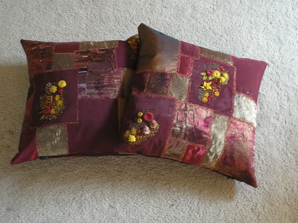 Puder med frit maskinbroderi og håndbroderi.