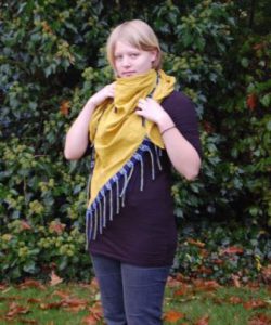 Sjal med frynser syet med symaskinen.