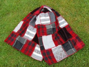 Uldsjal syet af gamle halstørklæder. med håndbroderi