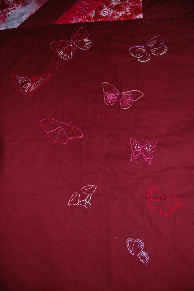 Håndbroderi på tæppe med crazy patchwork