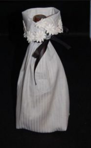 Upcycling af skjorter. ærmerne bruges til gaveposer.