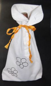 Upcycling af skjorter. ærmerne bruges til gaveposer.