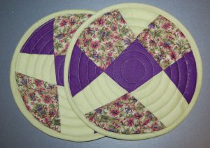 Grydelapper syet med crazy patchwork.