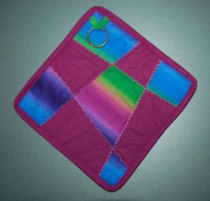 Grydelapper syet med crazy patchwork.