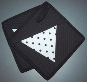 Grydelapper syet med crazy patchwork.