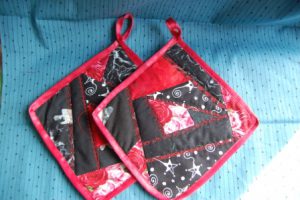 Grydelapper syet med crazy patchwork.