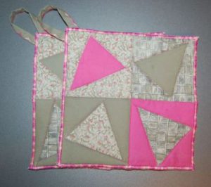 Grydelapper syet med crazy patchwork.