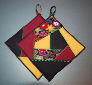 Grydelapper syet med crazy patchwork.