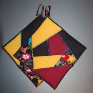 Grydelapper syet med crazy patchwork.