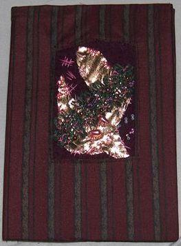 Bogomslag med broderi på uld