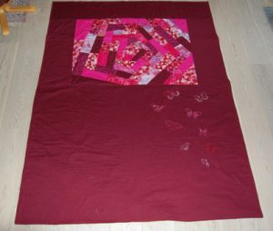 Tæppe med crazy patchwork og håndbroderet sommerfugle.