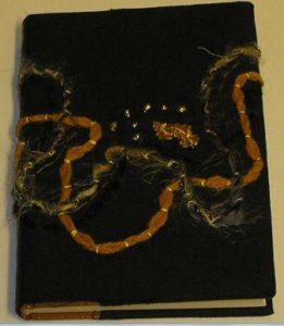 Bogomslag med nedlagt broderi.