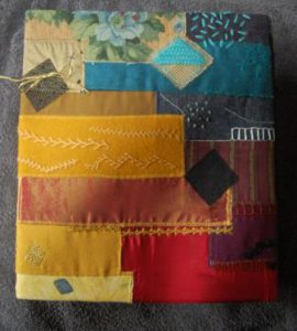 Tekstil omslag til ringbind med crazy patchwork.