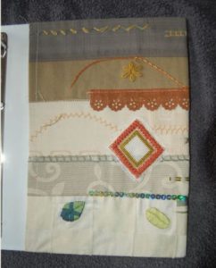 Tekstil omslag til ringbind med crazy patchwork.