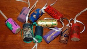 Genbrug korkpropper til nøgleringe med lidt akrylmaling.