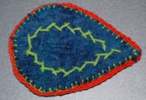 Genbrug filtet uldtøj til fine brocher og knappepynt med broderi.