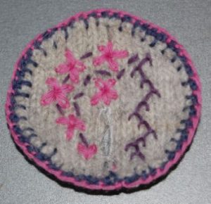 Genbrug filtet uldtøj til fine brocher og knappepynt med broderi.