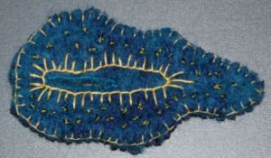 Genbrug filtet uldtøj til fine brocher og knappepynt med broderi.