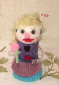 Lav små sjove figurer af wc-ruller.