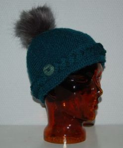 Hue med kant af fletstrik.