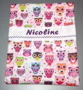 Sy baby-sengetøj med broderet navn.