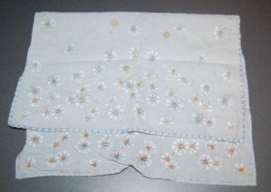 Fin lille dug med platter kan upcycles til mange forskellige ting.