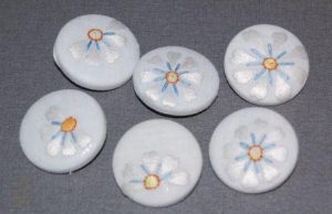 Lav knapper af genbrugs dug. Upcyclede dug.