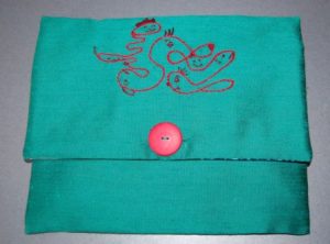 computertaske med autobroderi undervisningen i håndværk og design, inspireret af Asger Jorn.