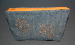 Undervisning i på sporet af design. Penalhus med fodspor, maskinbroderi.