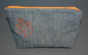 Undervisning i på sporet af design. Penalhus med fodspor, maskinbroderi.