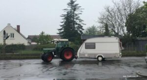 Traktor med campingvogn. Skriveark til temaet Landbrug og Transport.