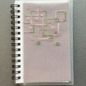 Notesbøger med korsstingsbroderi til undervisningen i Håndværk og design H&D.