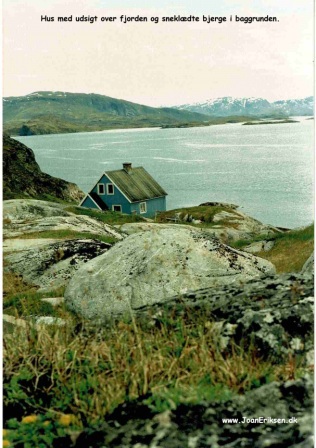 Grønlandsk hus med udsigt over fjorden.