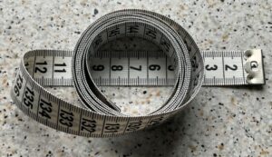 Elevopgaver med forskellige måder at måle med cm mål.