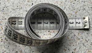 Elevopgaver med forskellige måder at måle med cm mål.