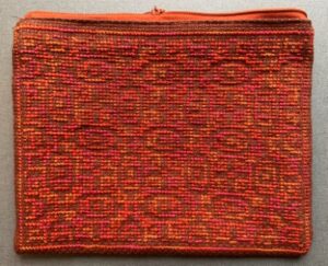 Kit med korsstingsbroderi, Sting og sager.